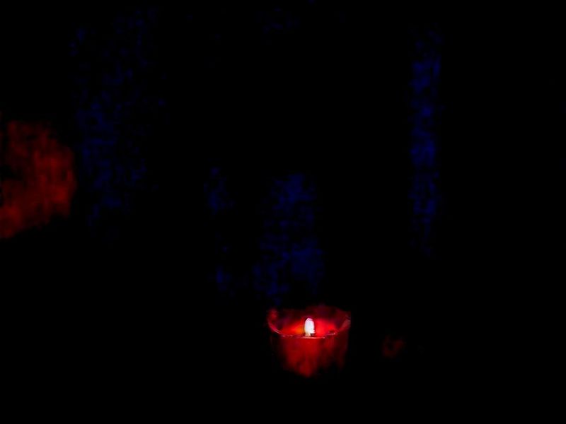 Casa mexicana a oscuras durante apagón con vela encendida