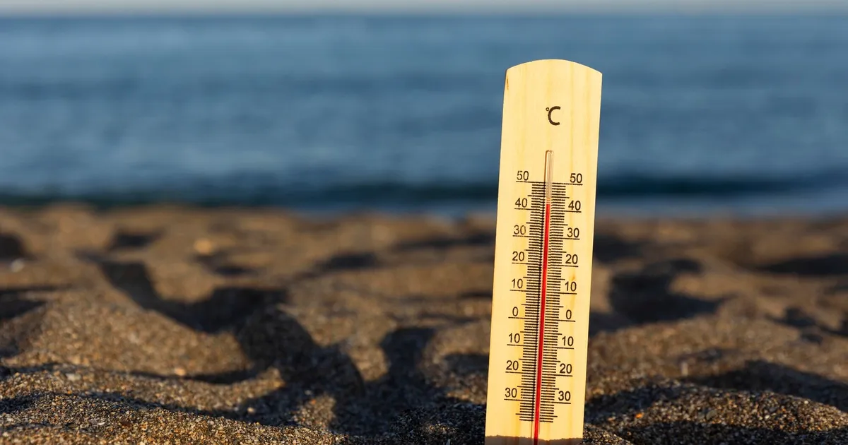 Termómetro marcando temperatura extrema durante una ola de calor