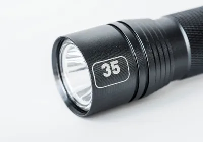 Linterna LED, powerbank y pilas de repuesto para iluminacion y energia de emergencia