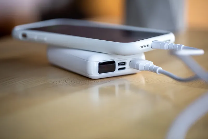 Powerbank cargando un smartphone para mantener las alertas de emergencia durante un apagón